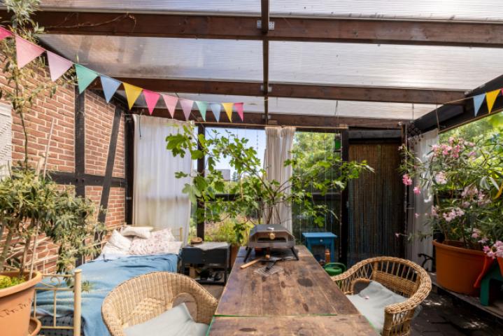 Seitlich gelegener Sommergarten
