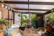 Seitlich gelegener Sommergarten