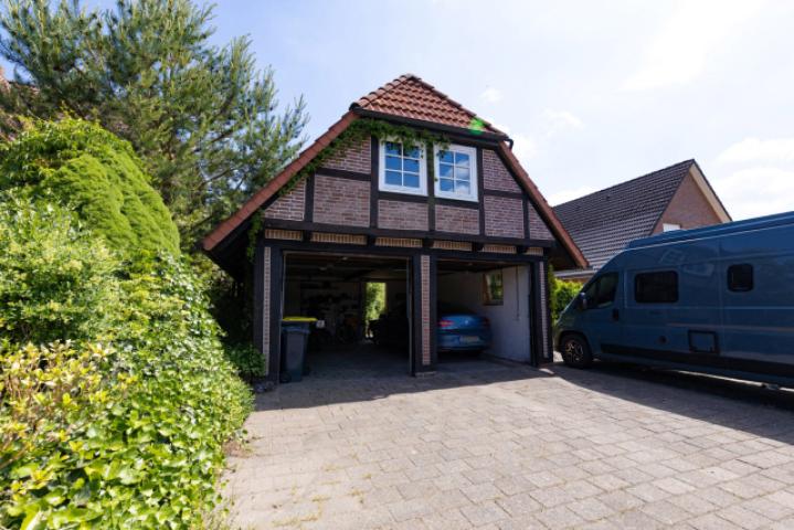 Doppelgarage mit Aussenstellplätzen