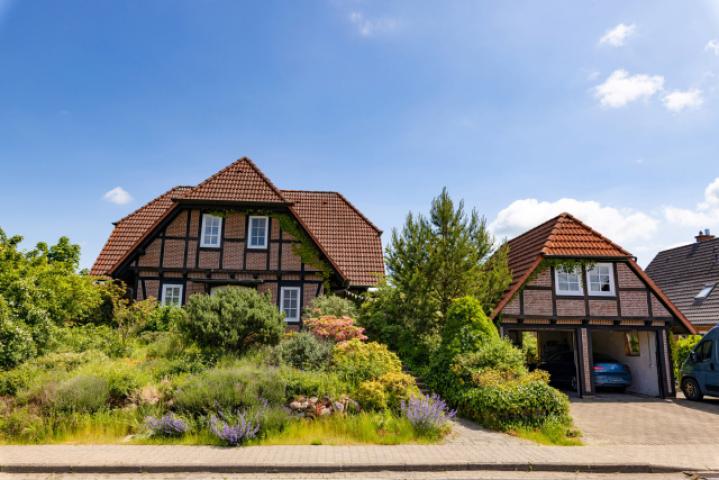 Hausansicht mit Garage