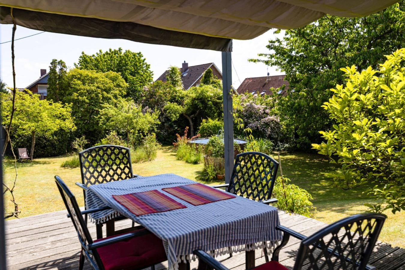 Blick von der Terrasse in den Garten mit Pool