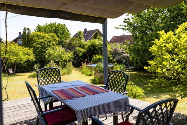 Blick von der Terrasse in den Garten mit Pool