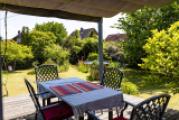 Blick von der Terrasse in den Garten mit Pool