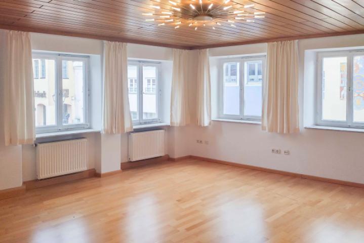 großzügiges Wohnzimmer