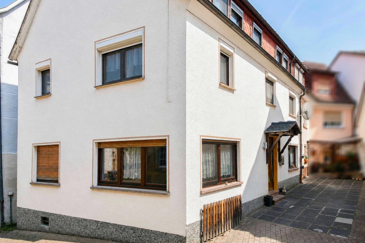 12 Hausansicht mit Hof