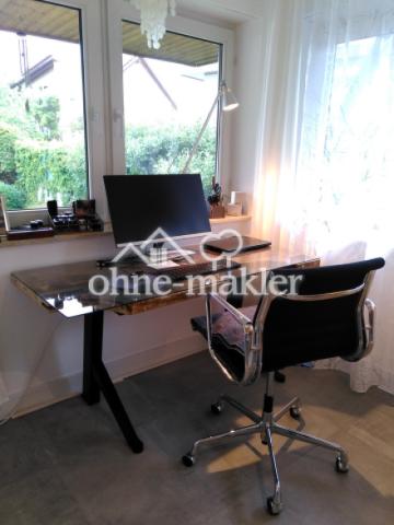 Arbeitszimmer mit Gartenblick