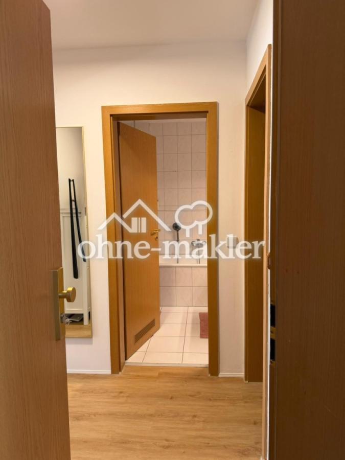 Blick in Badezimmer von Flur