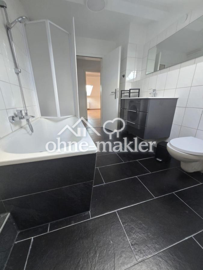 Badezimmer Blick zum Flur