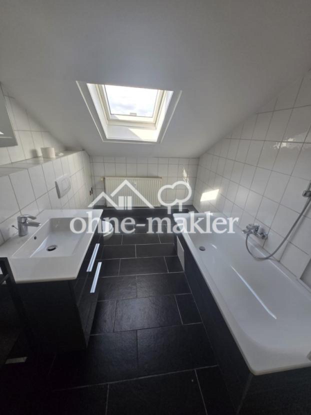 Badezimmer Blick auf Wanne und