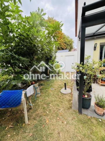 Garten mit Tür zur Garage