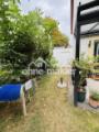 Garten mit Tür zur Garage