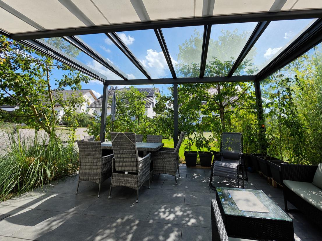 Überdachte Terrasse mit elektrischer Markise