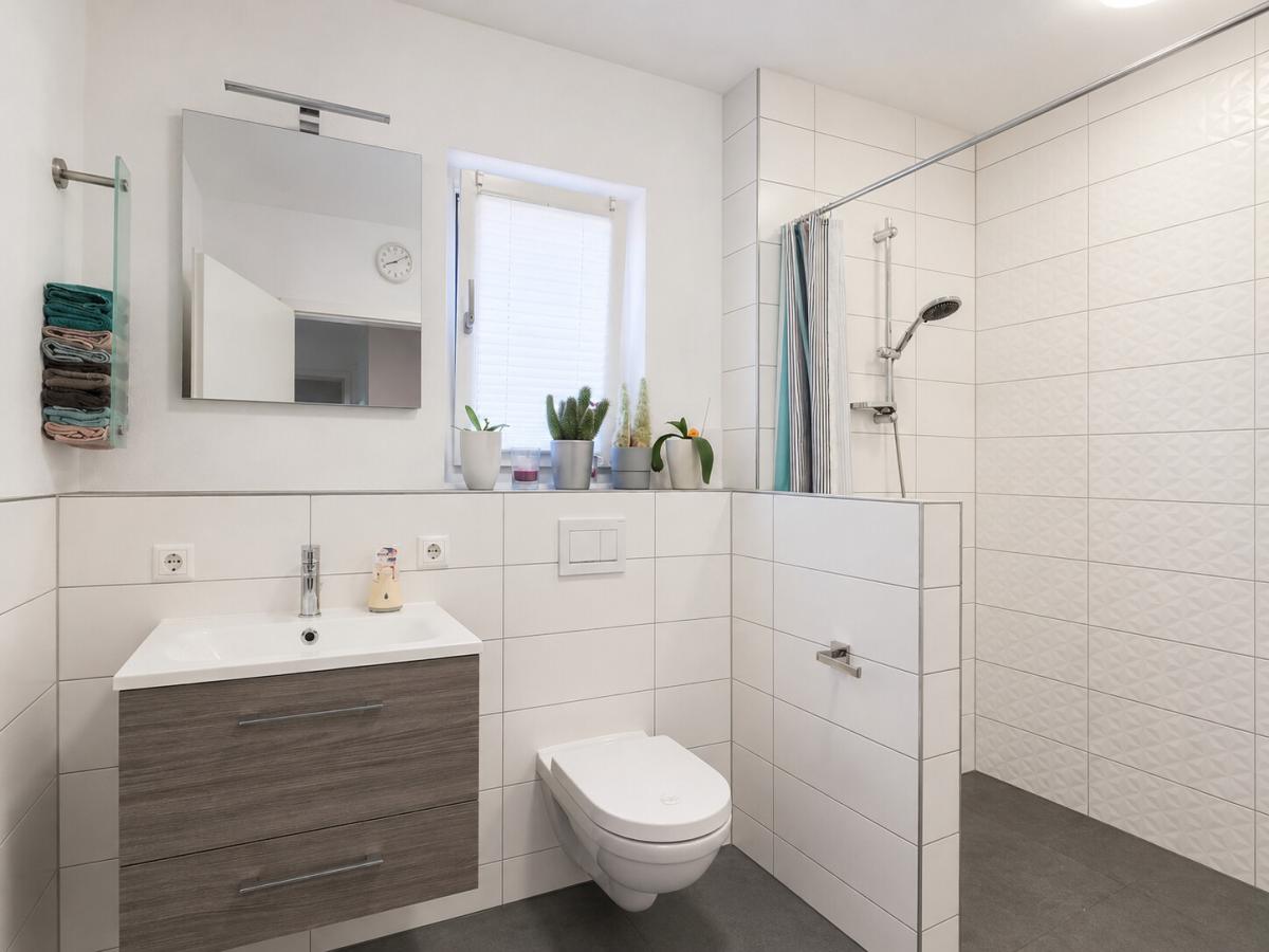 Gästebad mit begehbarer Dusche und WC