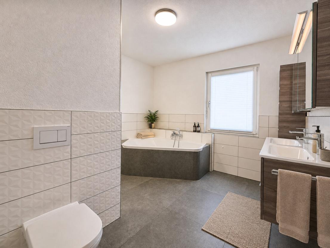 Hauptbad mit Doppelwaschbecken und Badewanne
