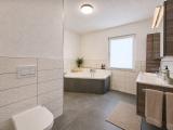 Hauptbad mit Doppelwaschbecken und Badewanne