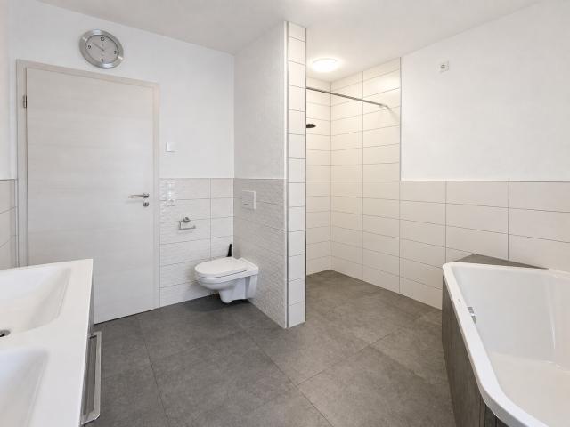 Hauptbad mit Walk-In-Dusche