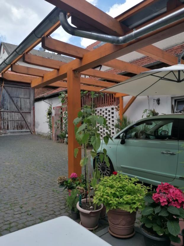 Carport und Hof