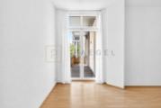Wohnzimmer mit Balkon, KI-gestützte Visualisierung
