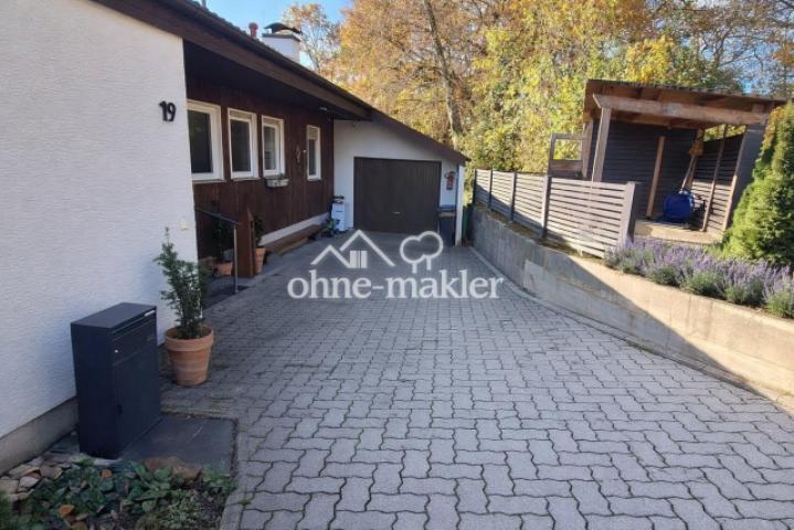 Einfahrt Garage + Stellplatz