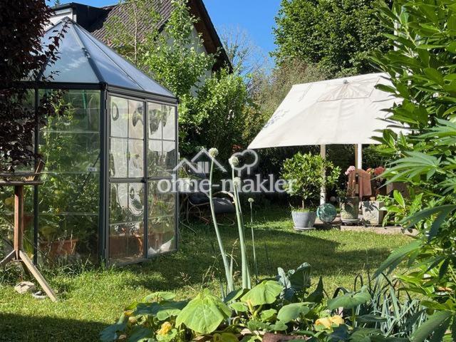 Gartenidylle mit Pavillon 