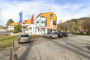 Eingangsseite und Parkplatz
