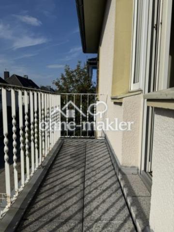 kleiner Balkon zur Straßenseit