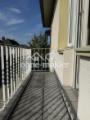 kleiner Balkon zur Straßenseit