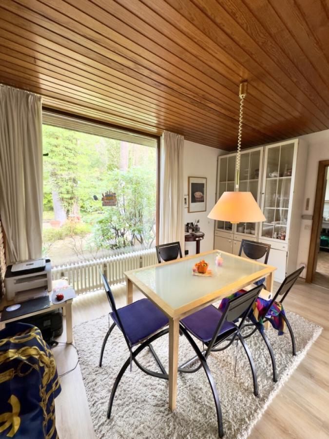Esszimmer mit Ausblick in den Garten