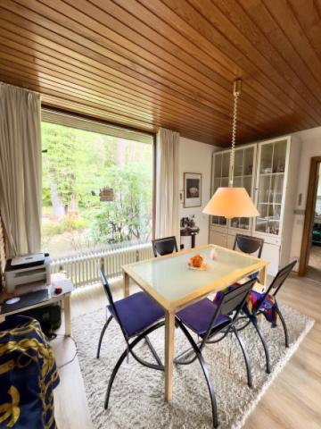 Esszimmer mit Ausblick in den Garten