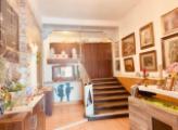 Elegante Eingangshalle mit Holztreppe