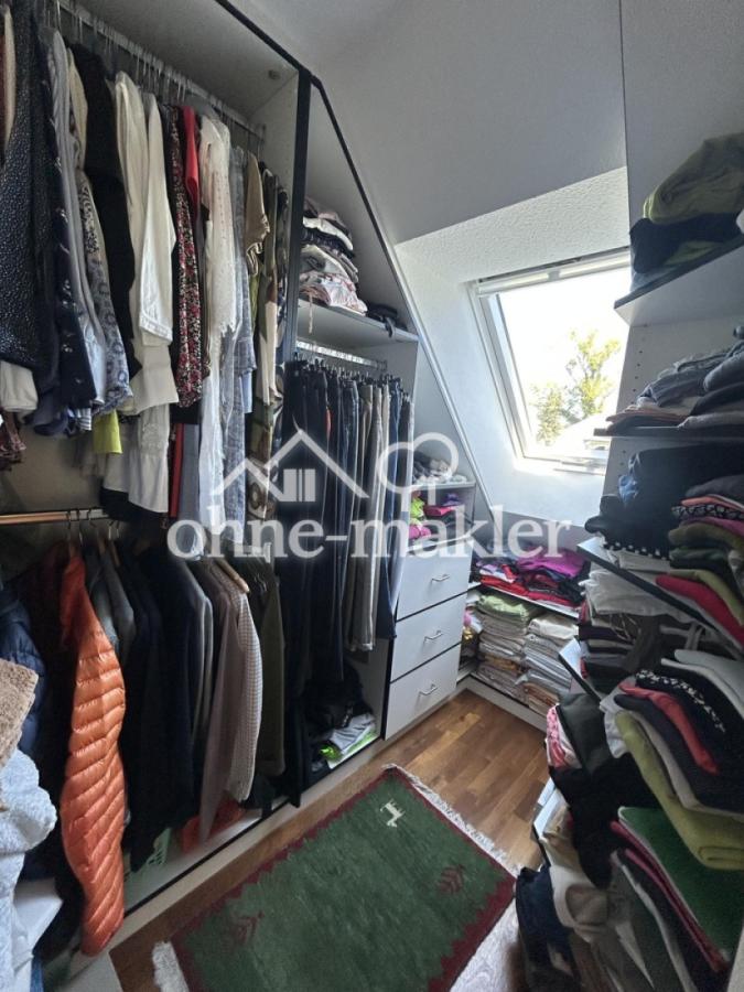 Begehbarer Schrank mit Fenster