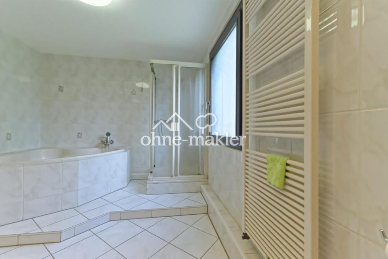 Bad mit Dusche und Wanne