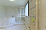Bad mit Dusche und Wanne