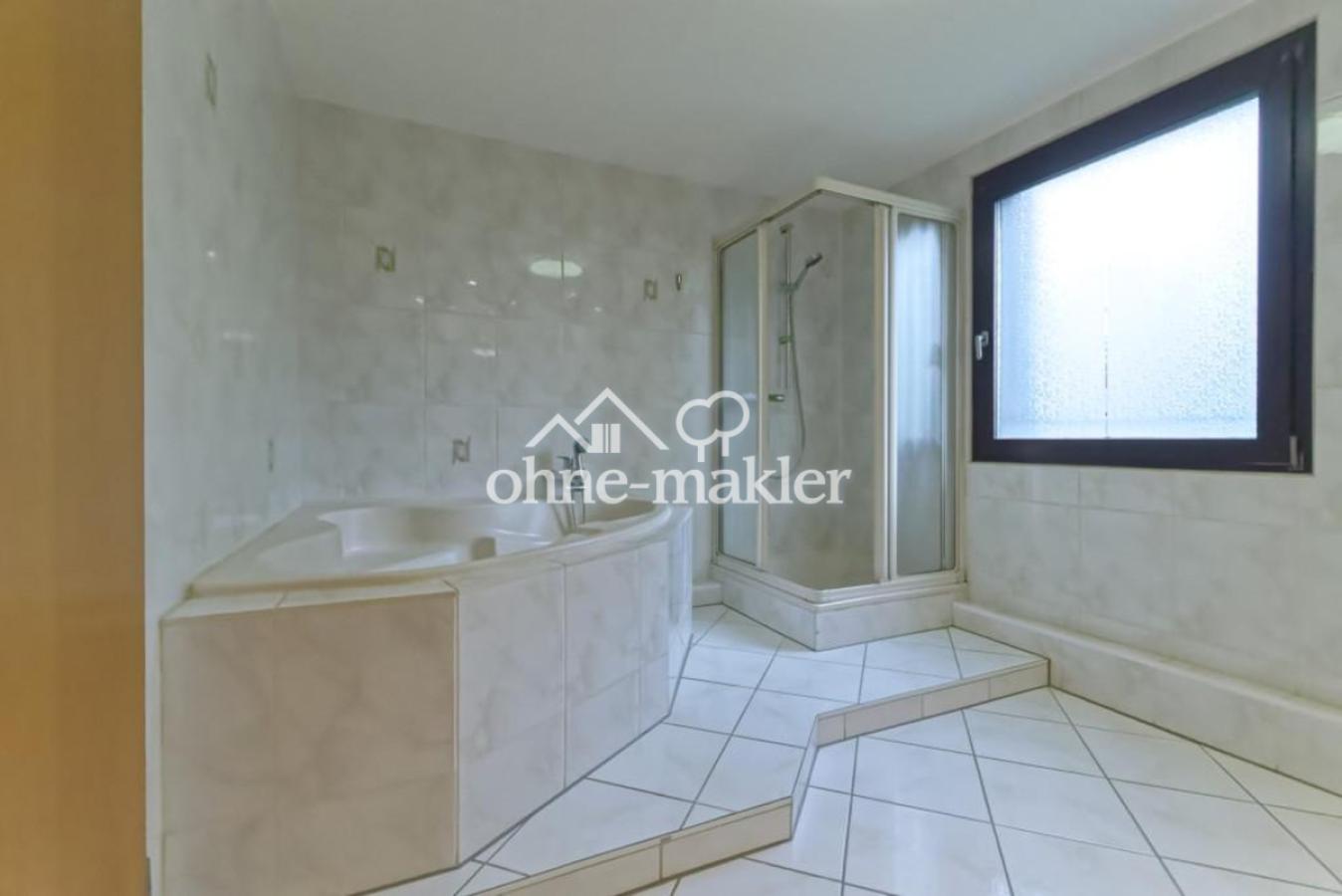 Bad mit Wanne und Dusche