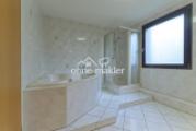 Bad mit Wanne und Dusche