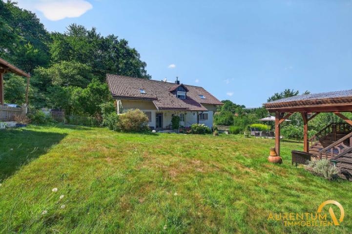 Außenansicht mit Garten
