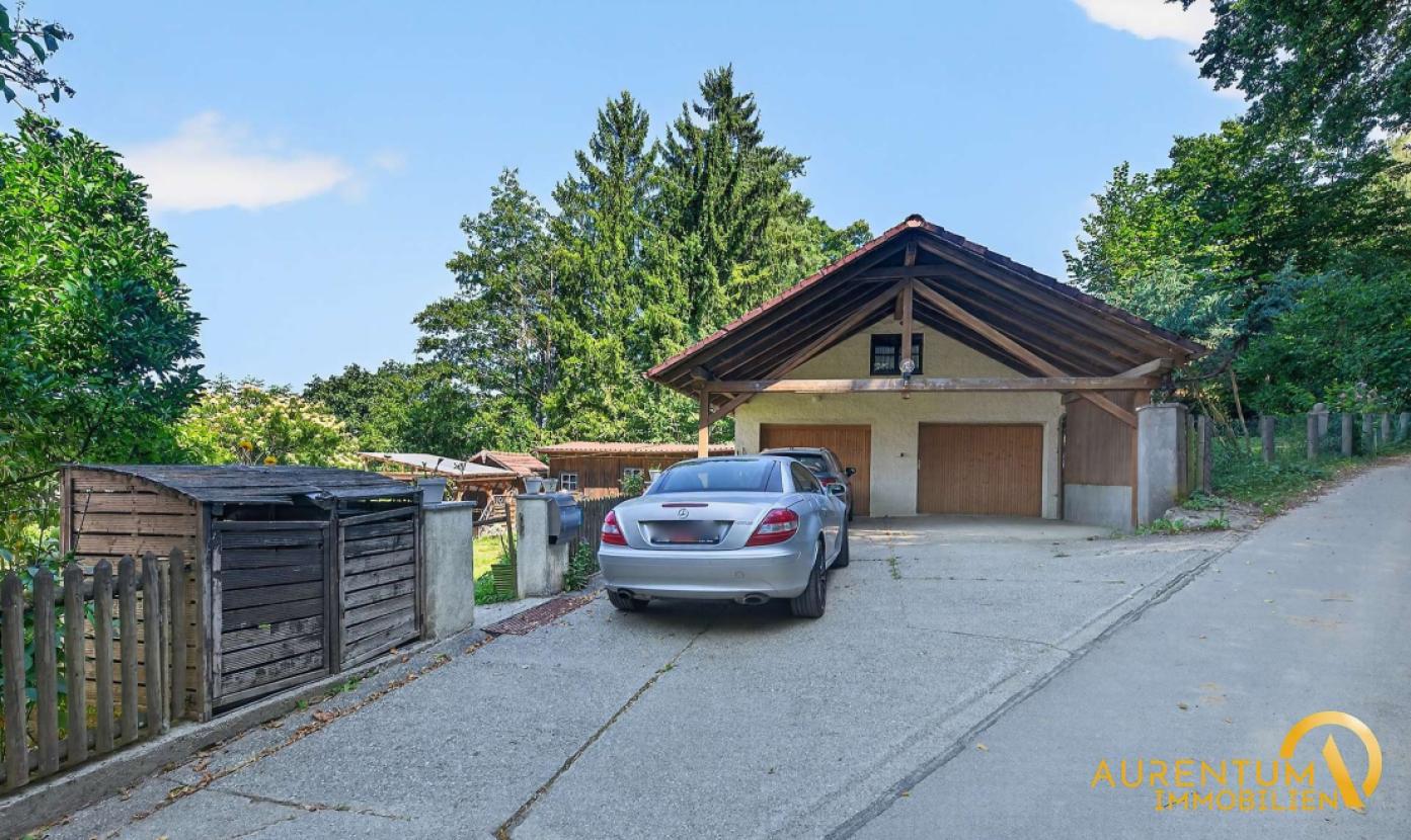 Außenansicht mit Garage