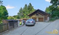 Außenansicht mit Garage