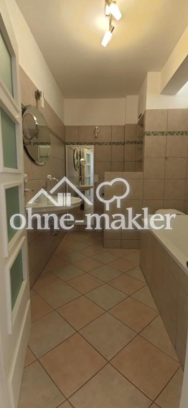 Blick in's Bad mit Wanne u. WC