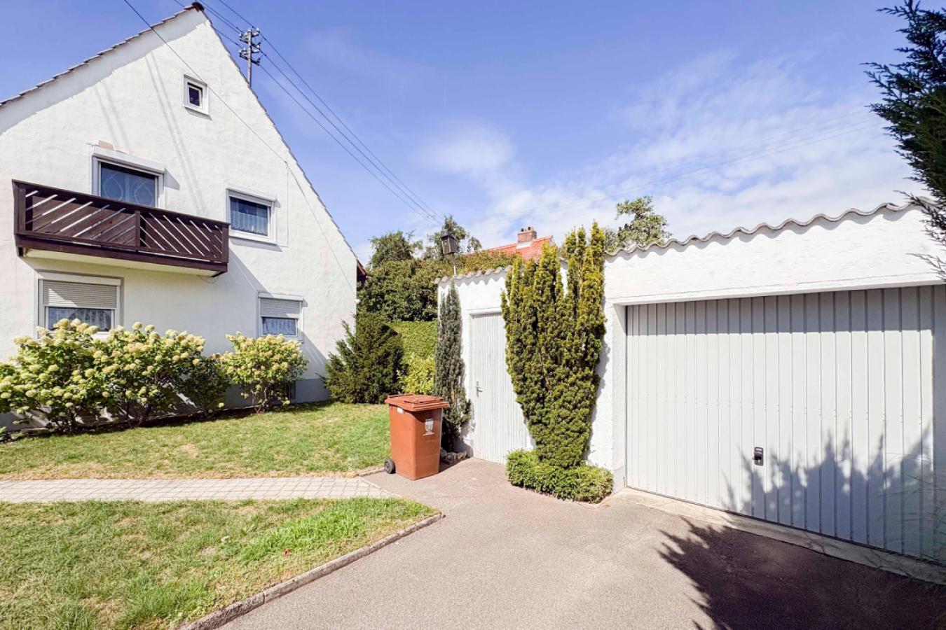 Einfahrt mit Garage