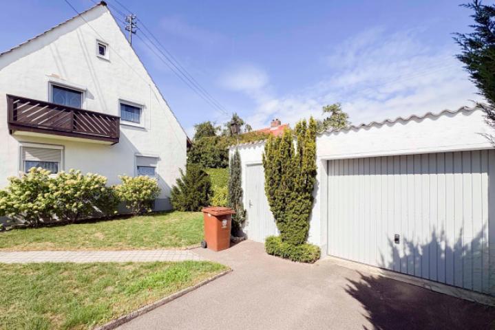 Einfahrt mit Garage