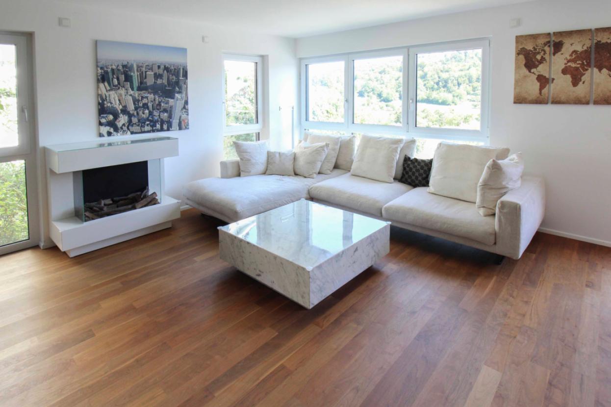 Wohnzimmer Sofa und Kamin