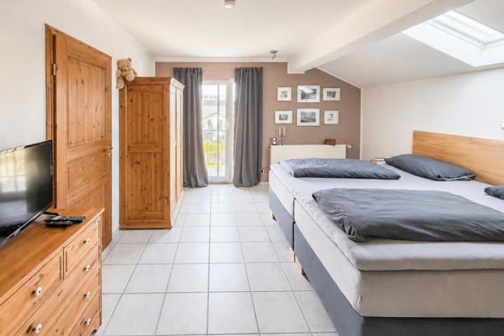 Schlafzimmer mit Zugang zum Badezimmer Dachgeschoss