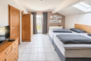 Schlafzimmer mit Zugang zum Badezimmer Dachgeschoss