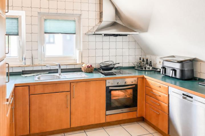 Geräumige Einbauküche im Obergeschoss