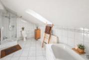 Badezimmer im Dachgeschoss