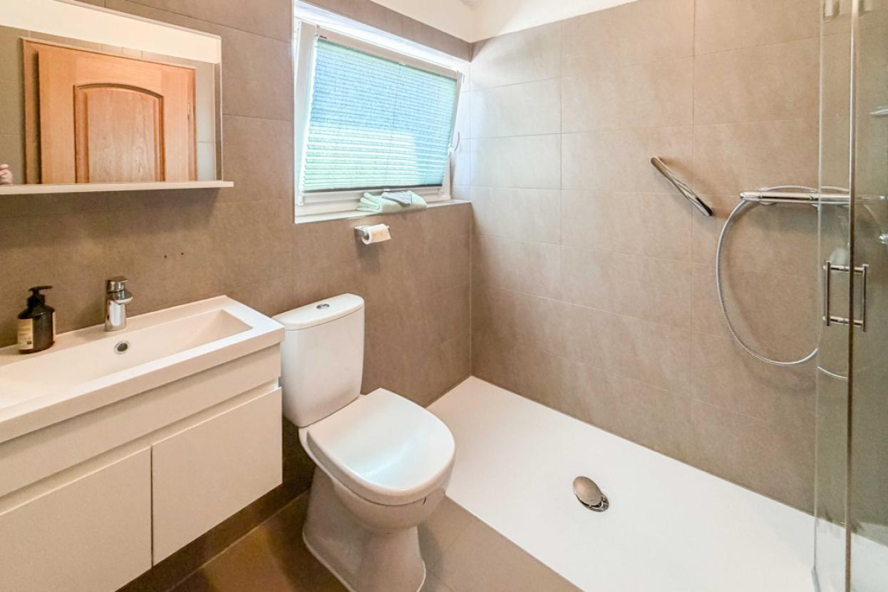 Badezimmer mit ebenerdiger Dusche EG
