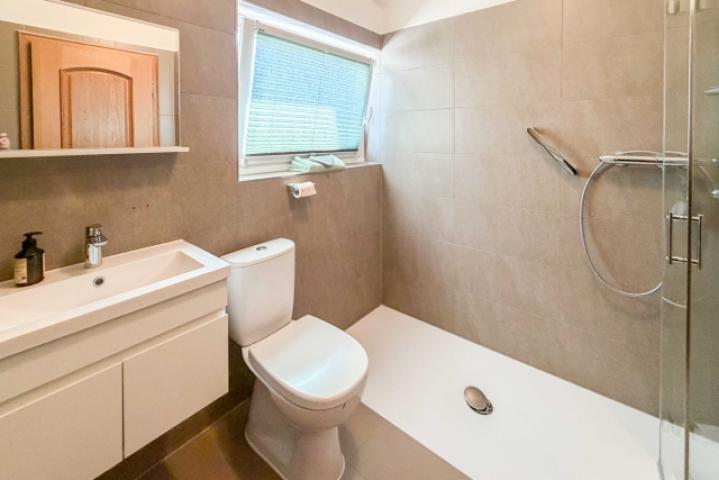 Badezimmer mit ebenerdiger Dusche EG