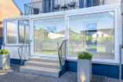 heller Wintergarten mit direktem Zugang zum Garten