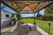 Terrasse mit Gartenpavillon